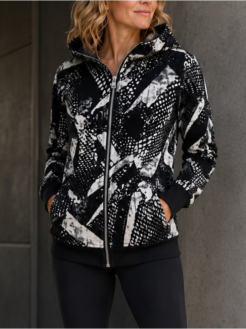 lululemon Scuba Hoodie III features a static mist black and white print size 4